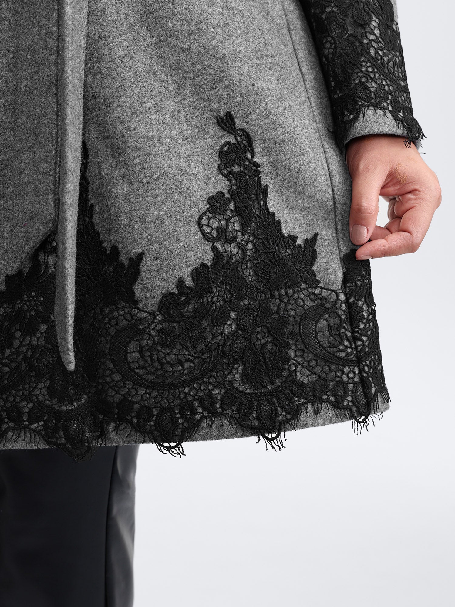 Color Contrast Belted Lace Coat