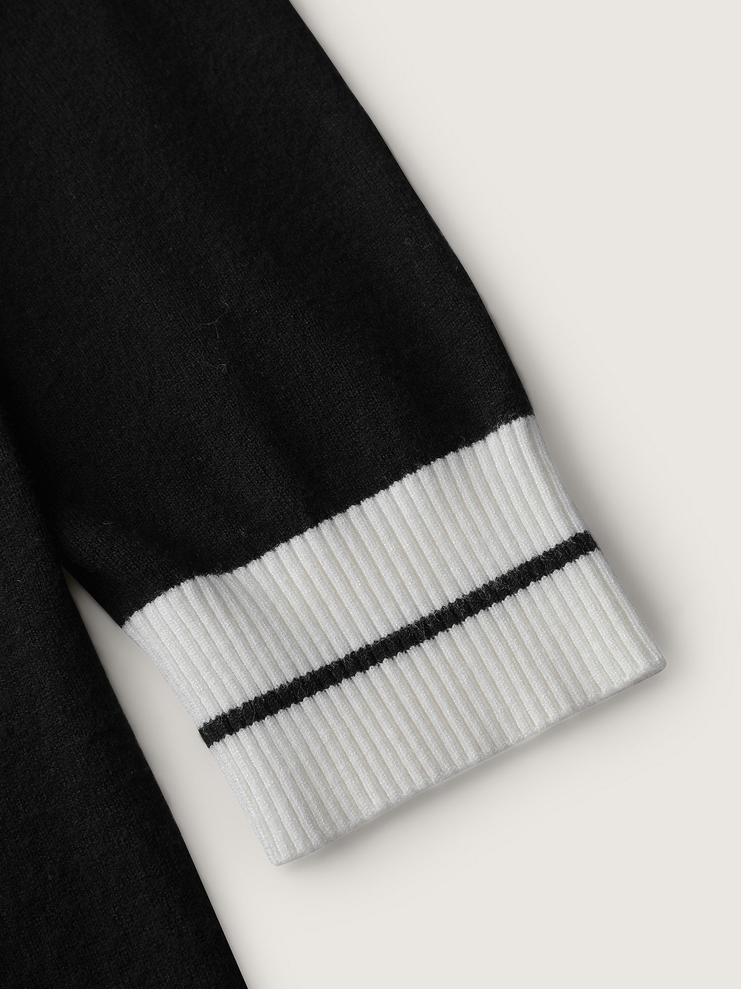 V-Neck Contrast Long Sleeve Pullover